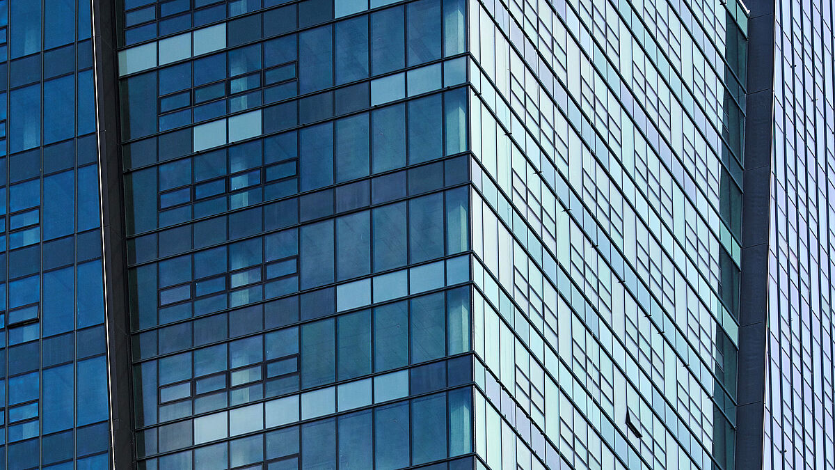 Keramisch bedruckte Glasfelder geben der Fassade des Nivy Tower einen eigenen Rhythmus. Für hohen Tageslichteintrag und effiziente Sonnenenergienutzung sorgt das Saint-Gobain Spezialglas Eclaz one.