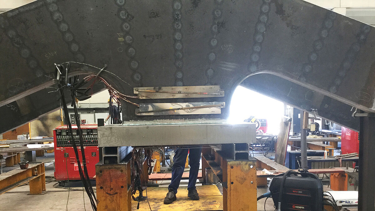 Photo : Max Bögl GmbH & Co. KGLe cordon à l’extrémité du mât qui relie les tôles en S460QL de 250 mm d’épaisseur à la plaque de l’extrémité du mât a nécessité un traitement thermique sophistiqué.