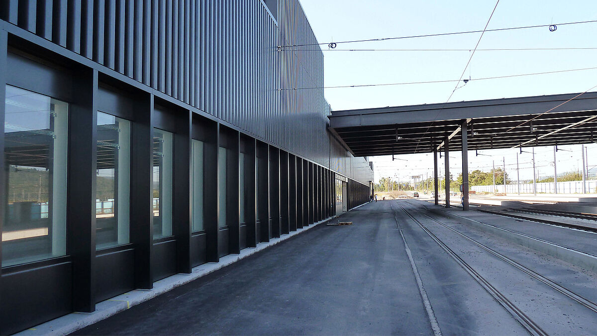 Nordfassade mit angrenzender Überdachung. Überdachung und Profilbleche sind eine Leistung der Wetter Stahlbau AG.