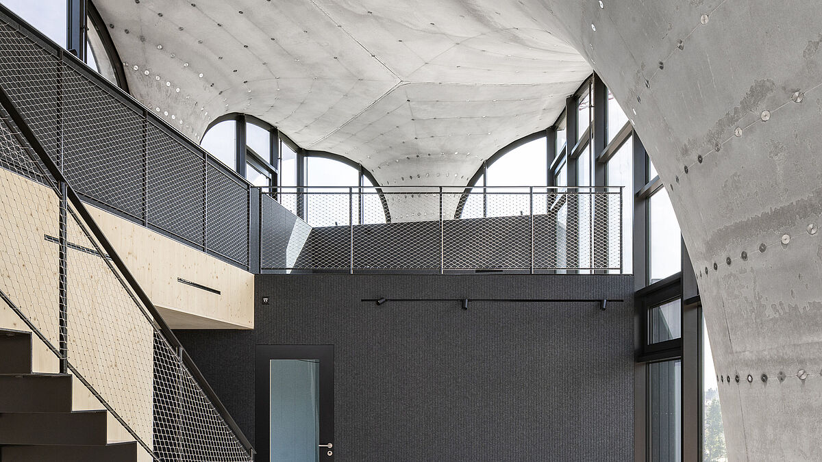 Neben den Bogenverglasungen erstellte die Pletscher Metallbau AG viele weitere Elemente aus Metall für dieses Objekt.