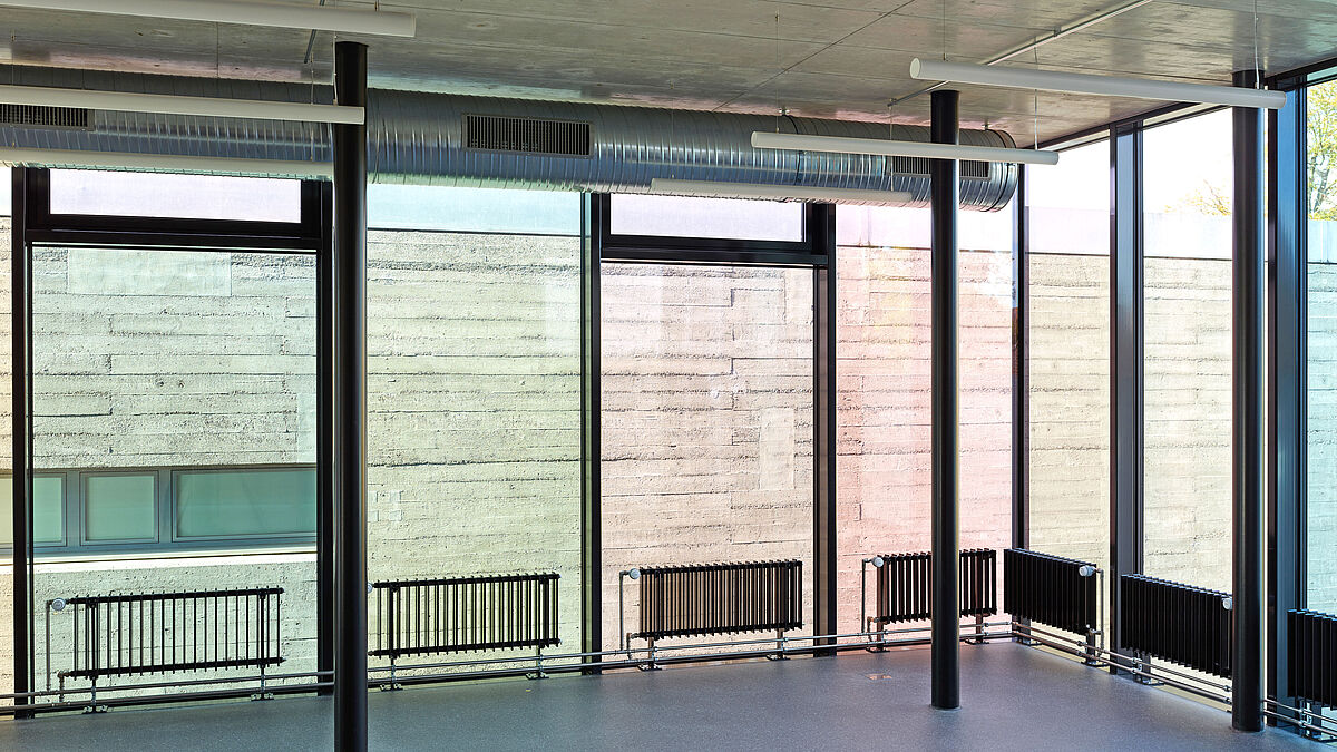 Die unterschiedlich farbigen Folien in den Gläsern wirken je nach Blickwinkel und Umgebung mehr oder weniger intensiv.