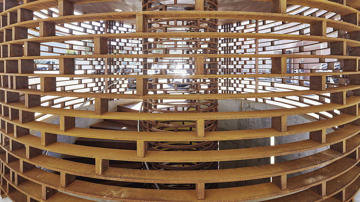 Die Anordnungen der Stahlklötze weist nur in den obersten Bereichen eine rhythmische Reihenfolge auf.