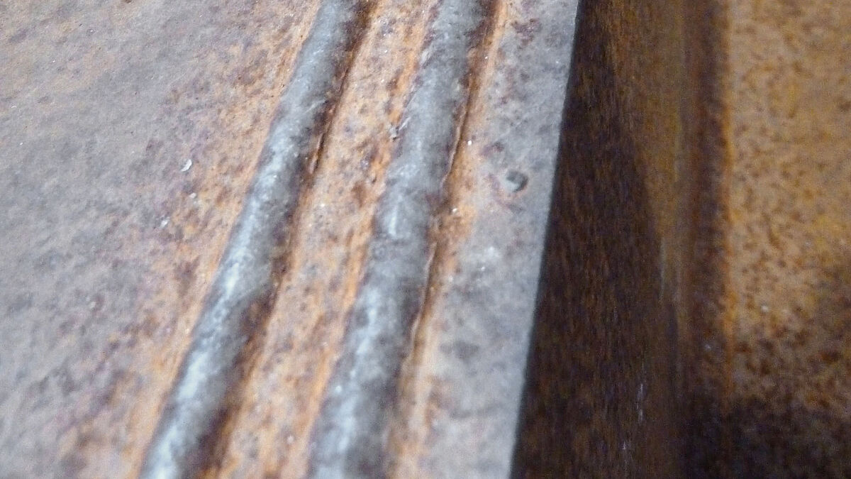 Draufsicht Stufe: Die Schweissnaht rechts verbindet die beiden Blechteile. Die linke Schweissraupe dient als zusätzlicher Gleitschutz. (Bild Redaktion)