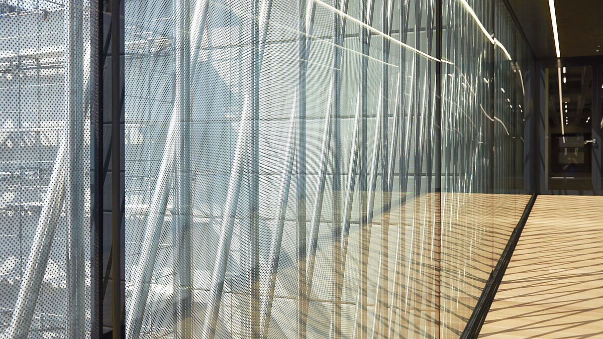 À l’intérieur, l’effet est saisissant. Les vitrages isolants de près de 700 kg ont été hissés de l’intérieur à la force des bras, sans dispositif de levage. Photo Joachim Kern