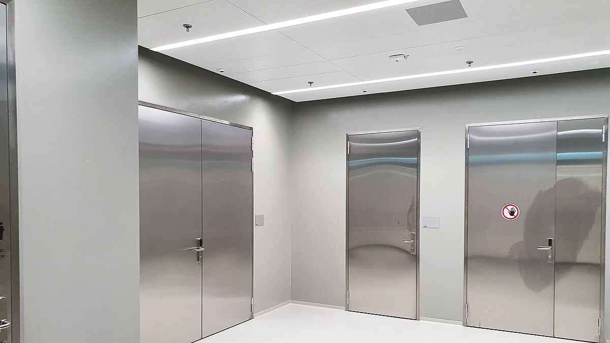 Im zweiten UG schirmt das System Economy 60 in Form von CNS-Vollblechtüren einzelne Bereiche voneinander ab.