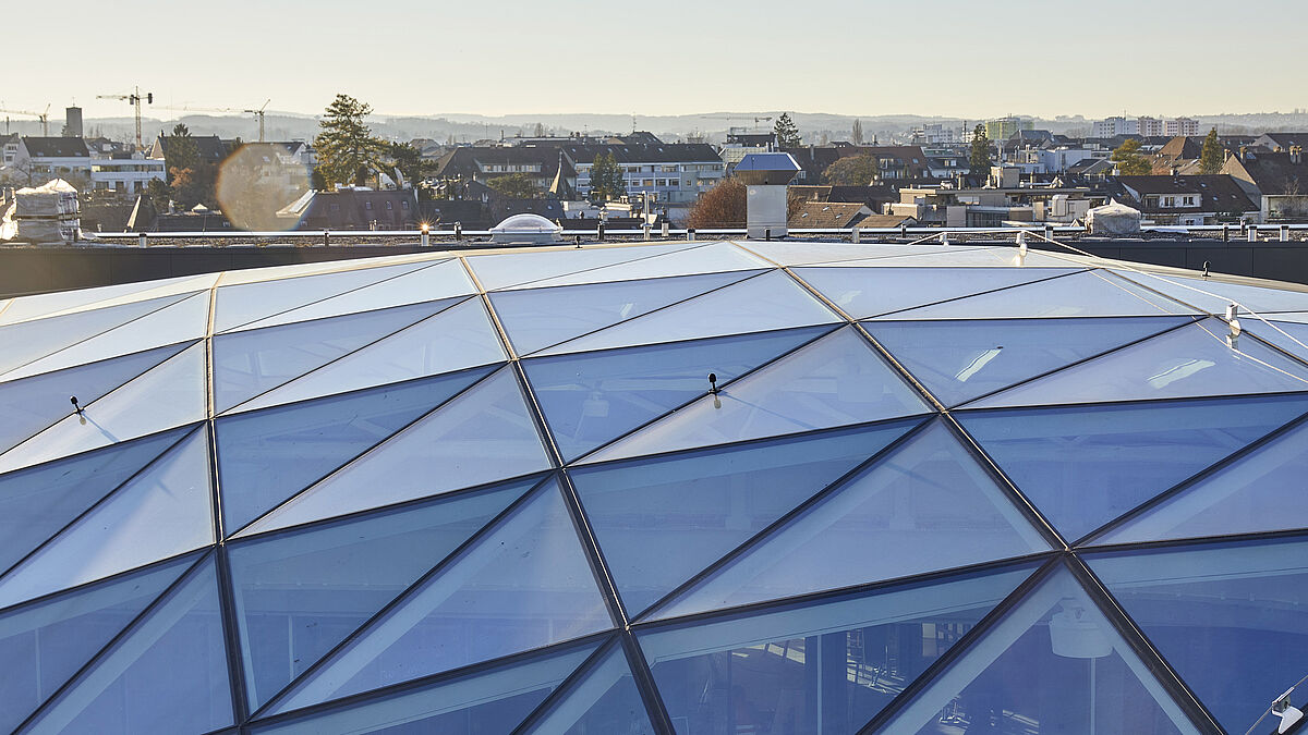 Bild: AURA Foto Film Verlag GmbH239 unterschiedliche, dreieckförmige Glaselemente bilden die transparente Aussenhaut.