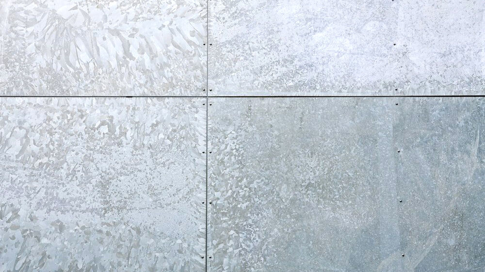 Les tôles d’acier zinguées à chaud génèrent des motifs optiques.