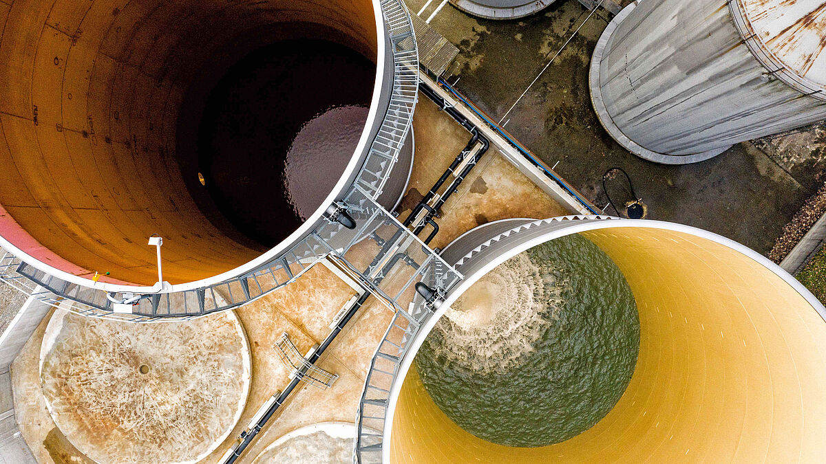 Blick von oben in die Tanks. Gut zu erkennen die Verbindungsbrücke sowie Treppe und Podeste.