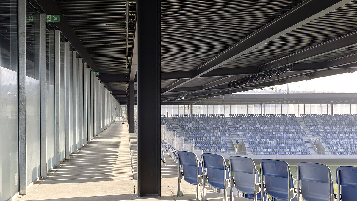 Stade de la Tuilière / Lausanne Maître d’ouvrage : Ville de LausanneArchitecture : :mlzd & Sollberger+Bögli architectes, BiennePlanification de la structure porteuse : Dr. Lüchinger+Meyer Bauingenieure AG, ZurichConstruction acier et métal : SOTTAS SA Constructions métalliques, Bulle.