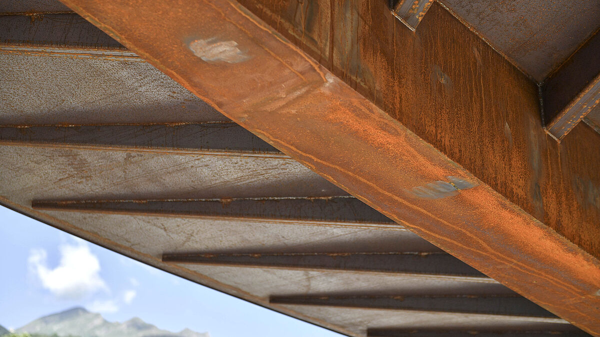 La struttura portante è formata da una trave scatolata rastremata composta da lamiere di differenti spessori.