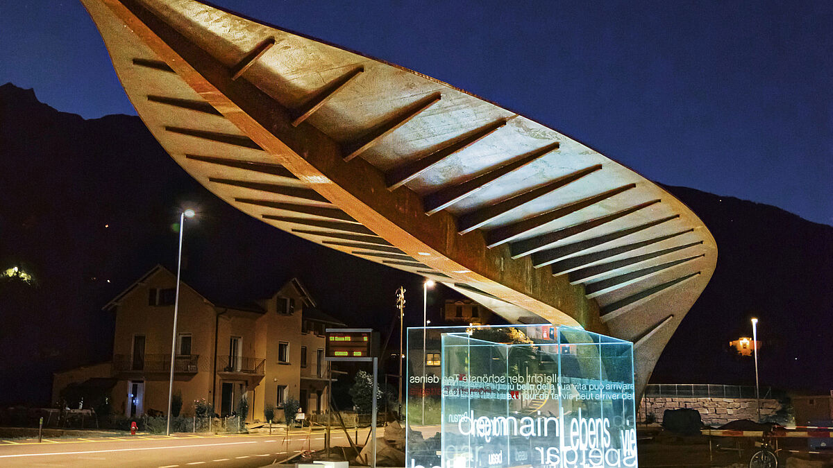 Un effetto spettacolare anche di notte. Una bussola vetrata, realizzata senza parti metalliche di supporto, funge da ulteriore riparo dagli agenti atmosferici.