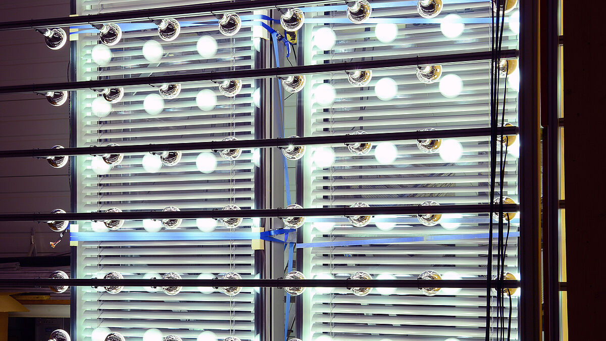 Installation de rayonnement solaire pour essais de condensation sur façades à cavité fermée (CCF).