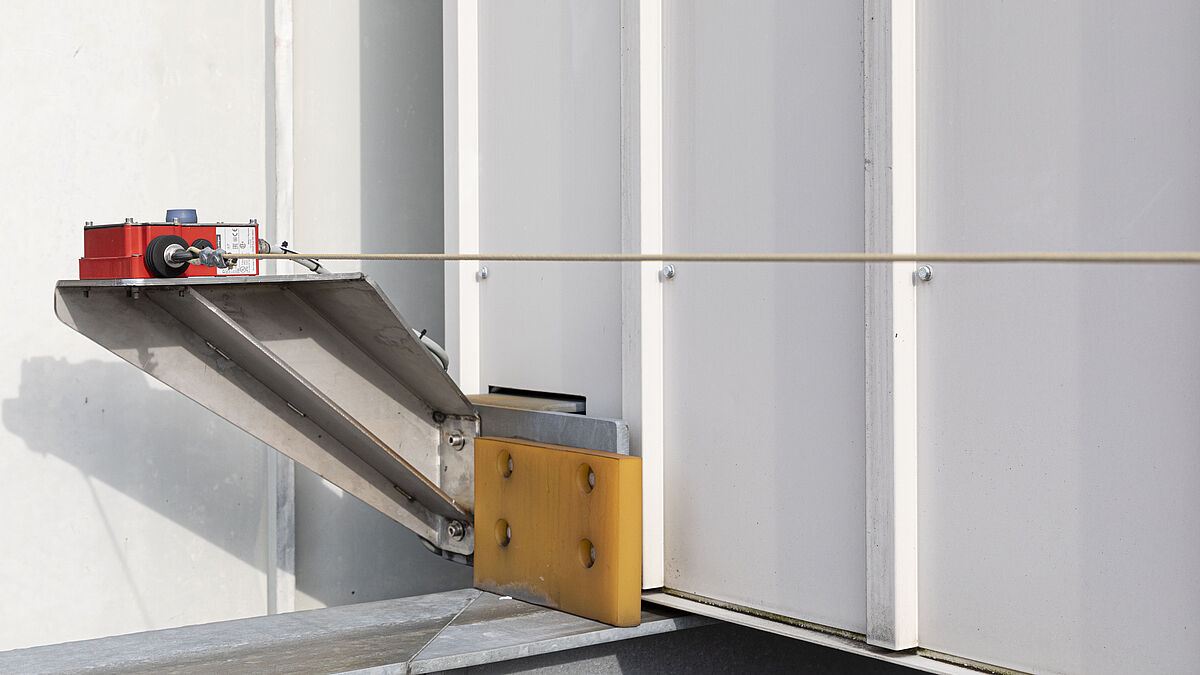 Rückseite: Ein Schneeräumschild und eine gespannte Leine sorgen für zusätzliche Sicherheit.