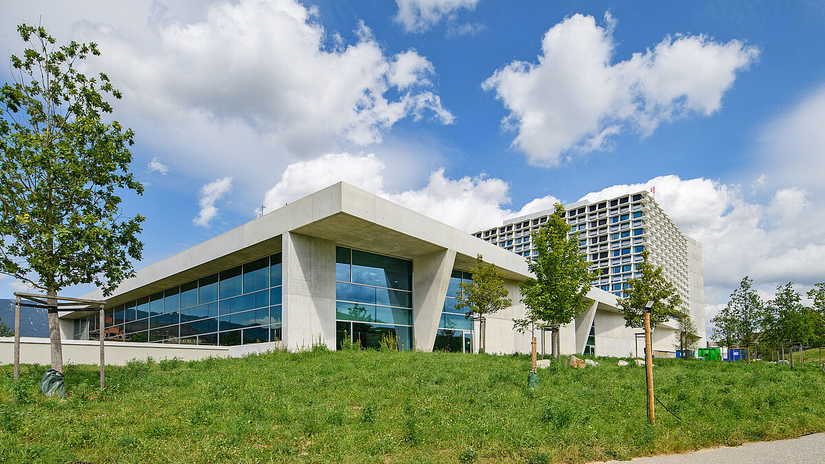 Bei der Verglasung des Sockelbauwerks war ein besonders effizienter Hitzeschutz wichtig, der mit einem hochwertigen Dreifachisolierglas erreicht wird. 