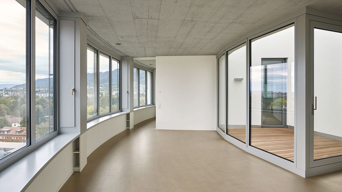 La surélévation innovante de la tour a débouché sur des logements sans piliers, caractérisés par une façade panoramique incurvée.