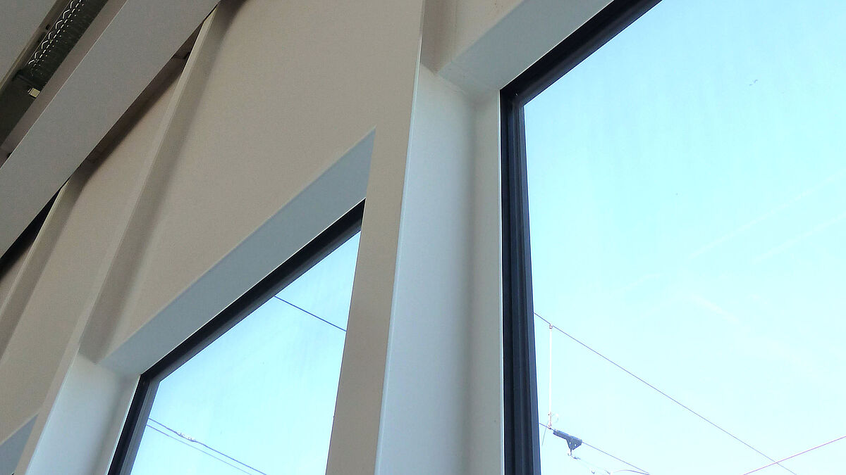 Innenansicht Nordfassade: Gut zu erkennen sind die in der Stütze eingeschweissten Bleche sowie die vertikal verlaufende Fuge.