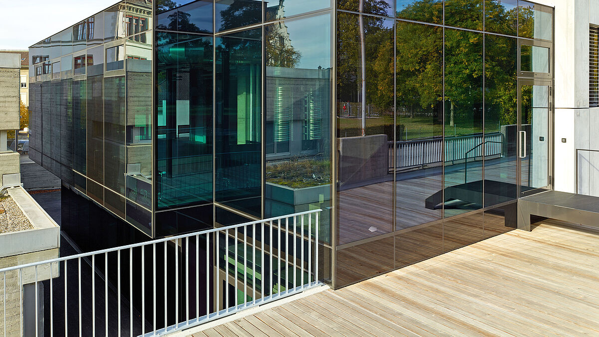Die SG-Verglasung mit ihren filigranen Fugen wirkt sec und spricht eine klare architektonische Sprache.