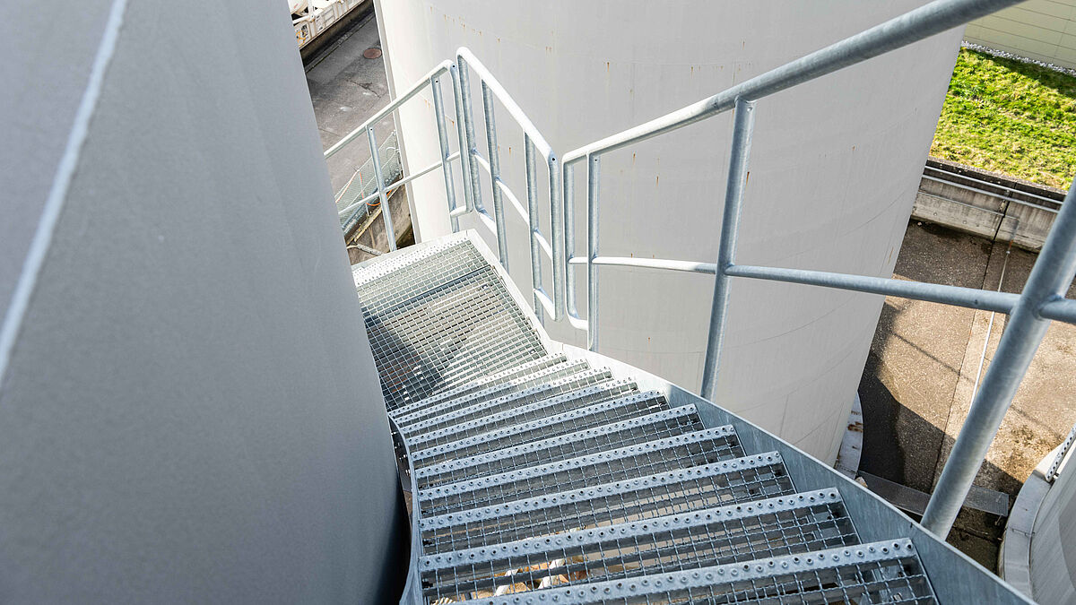 Gitterroststufen mit Maschenweite 33 x 33 mm. Ein doppelter Gleitschutz bei der Antrittskante sorgt für Sicherheit.