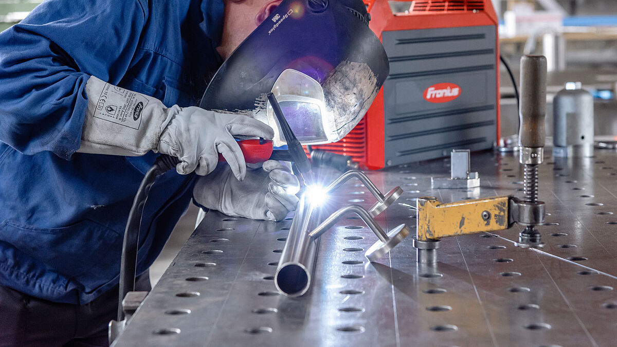 Blitzsaubere Sichtnähte an Handläufen in der Edelstahlwerkstatt.