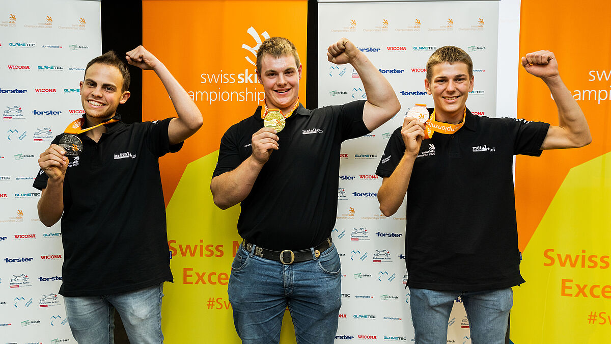 Le vainqueur des SwissSkills Championships 2020 : le champion suisse Lars Rotach (au milieu), le vice-champion suisse Mattia Porta (à gauche) et le médaillé de bronze Roman Giuriani.
