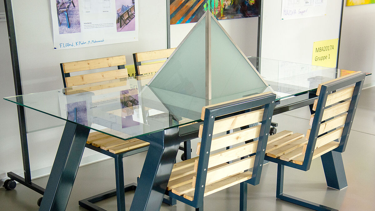 Tisch mit spannendem Materialmix. Projekt von Mostafa Mohammadi, Fabian Lüönd und Kevin Piater.