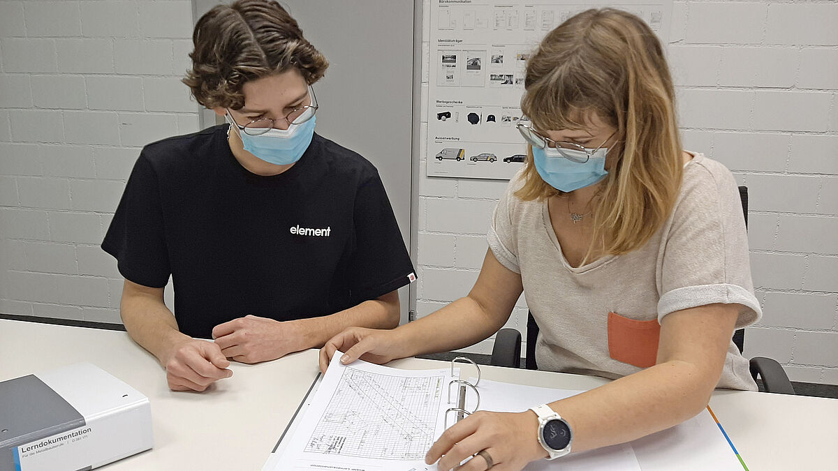 Le dossier sert de modèle et de rangement pour tous les rapports et documents nécessaires aux apprentis et aux formateurs professionnels.