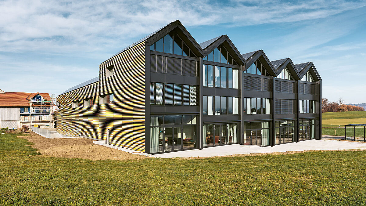 Les cinq pointes de la façade sud évoquent les Churfirsten tout proches.