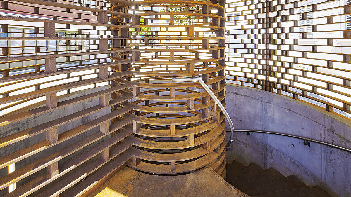 Blechstufen und Podeste schliessen direkt an die Spindel an. Sämtliche Stahlteile bestehen aus lasergeschnittenen Cortenblechen.