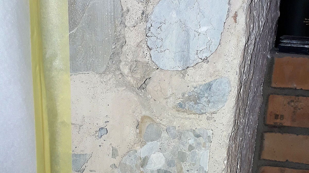 Querschnitt durch ein Natursteinmauerwerk. 