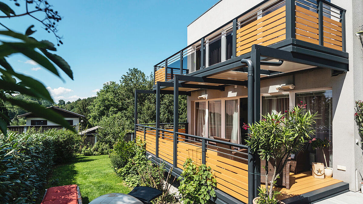 Schöne Aussichten: Der Kunde hat bei Leeb die Wahl zwischen über 200 Balkon- und Geländermodellen.