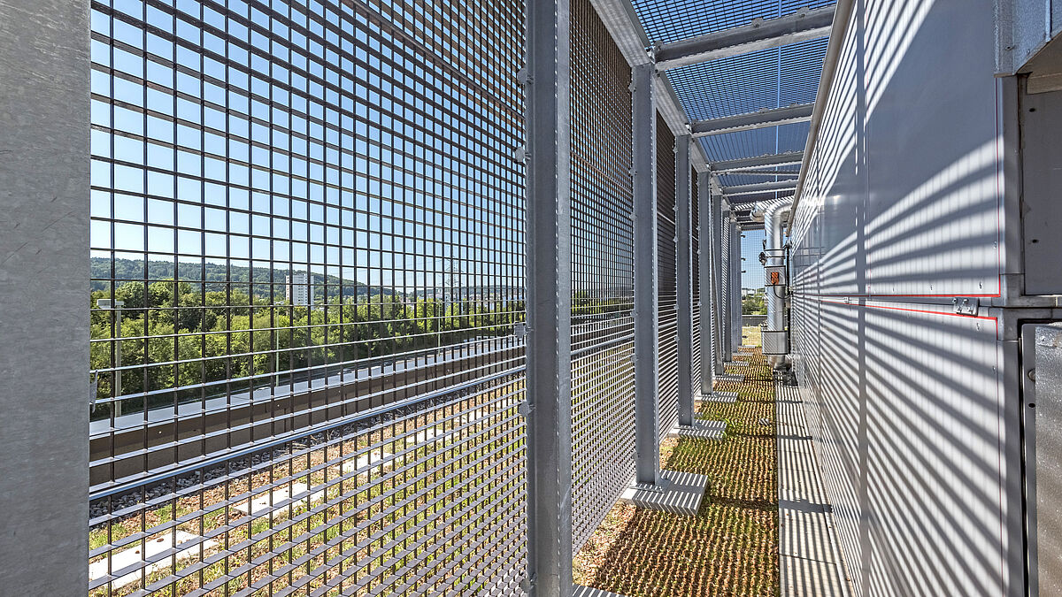 Geräumige Einhausung von innen.