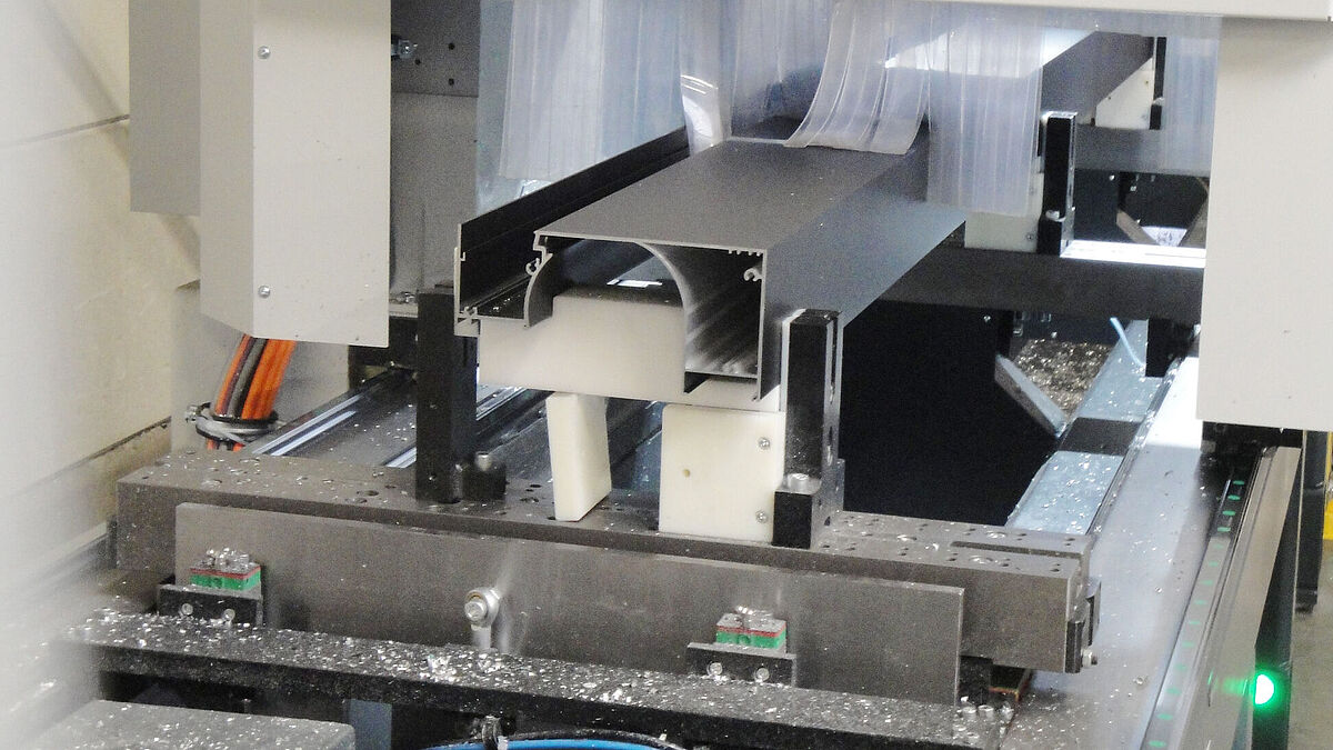 Alle Arbeitsgänge wie Fräsen, Bohren, Gewindeschneiden finden bei ruhendem Profilstab zur Schonung der Profiloberfläche statt.