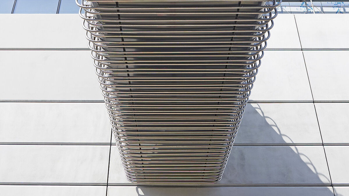Vue de dessous : les tiges en inox traversent la passerelle d’un seul tenant. Photo Joachim Kern
