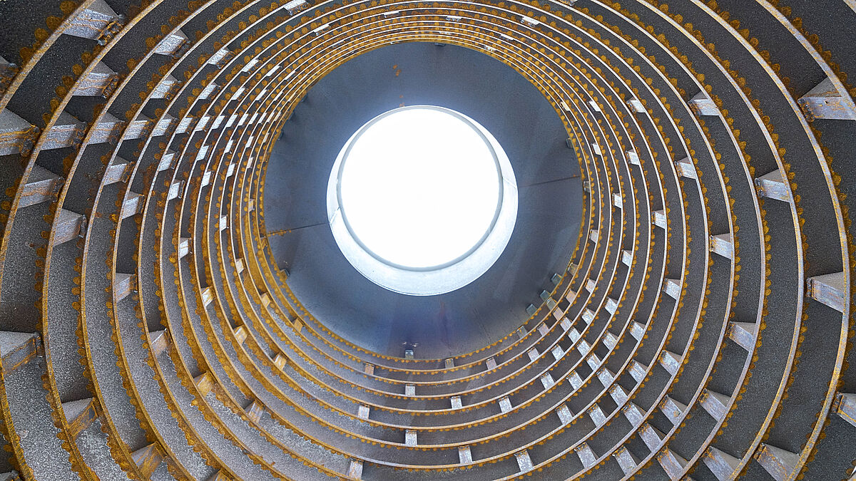 Im Zentrum der Spindel: Ganz oben ist eine Lichtkuppel aufgesetzt, die die Treppenanlage mit Tageslicht durchflutet.