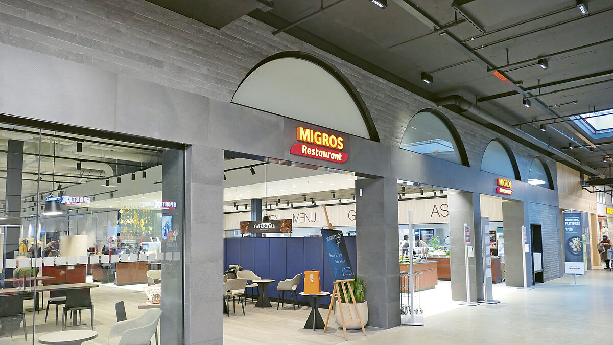 Einladende Wirkung der Shop-Fronten. Bogenverglasungen EI30 aus Forster fuego light.