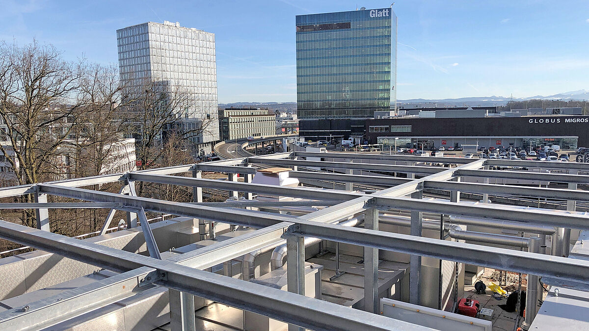 Montage der Stahlkonstruktion: Pfosten, Dachträger und Windverbände.