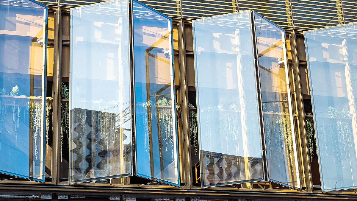 Die von Gartner neu entwickelten Doppel- Falt-Fenster werden automatisch angetrieben und dienen der natürlichen Belüftung der «Commons».