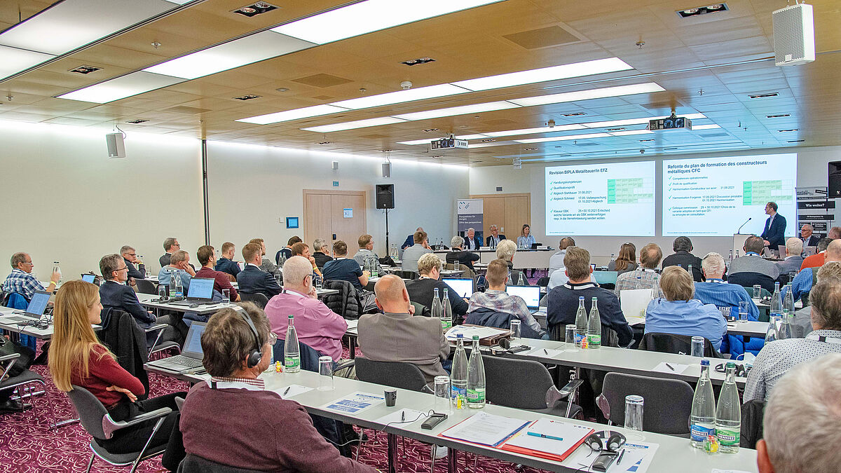 Das vorgelegte Arbeitsprogramm 2022 wurde einstimmig genehmigt, ebenso das Budget 2022 und die Mitgliederbeiträge 2022.