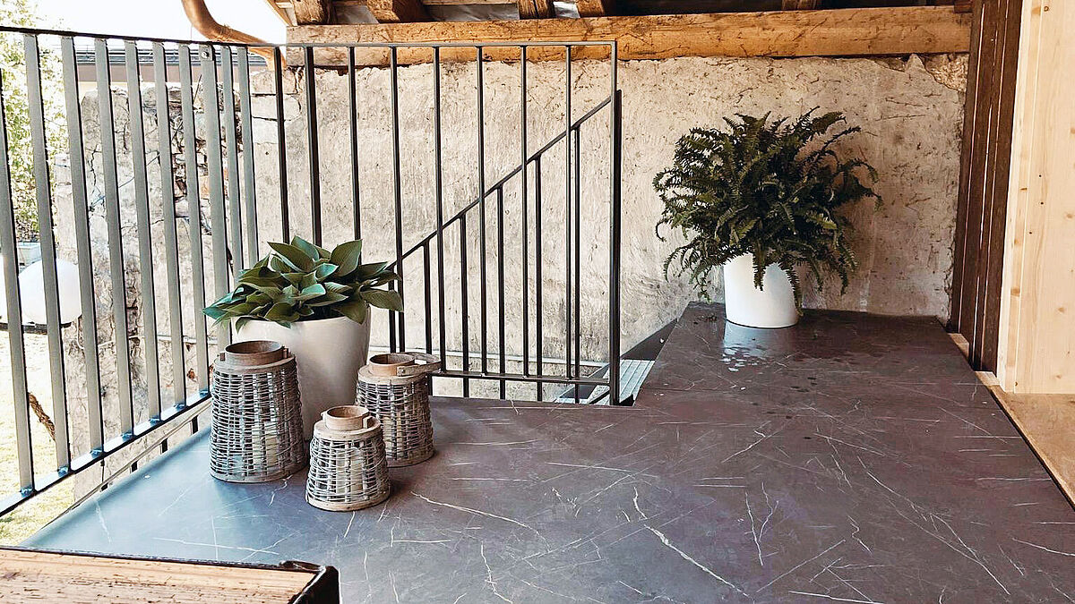 Die Materialeigenschaften sowie die Stärke von 16 mm garantieren eine Tragfähigkeit von über 400 kg pro m 2 . Die Materialeigenschaften sowie die Stärke von 16 mm garantieren eine Tragfähigkeit von über 400 kg pro m 2 .