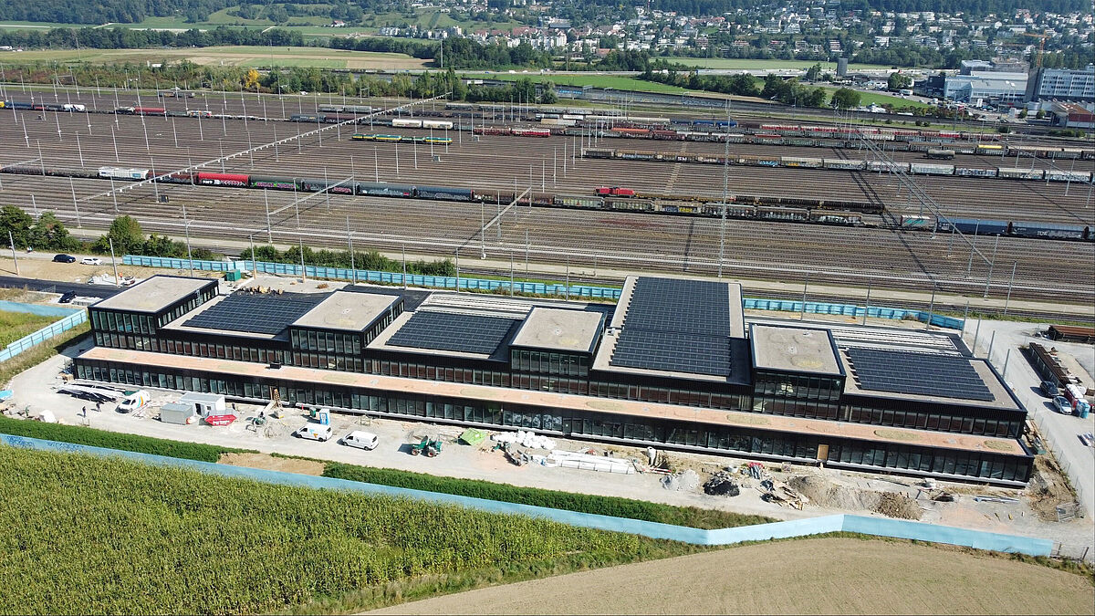 Bild: Surber AG. Gut zu erkennen ist der vorgeschobene Teil im Erdgeschoss der Südfassade.