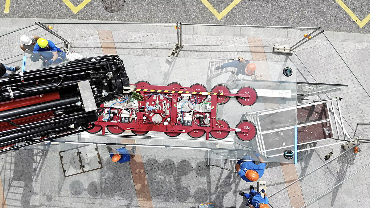 Sicht von oben bei der Montage des Dachglases.