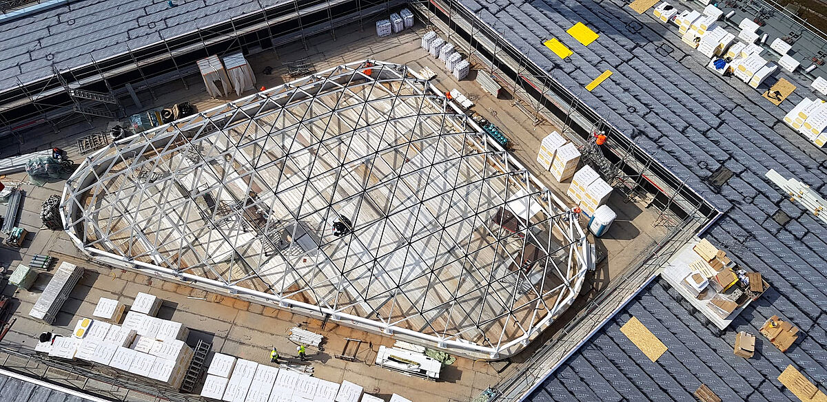 Auf der Baustelle wurden die grossen Bauteile aneinandergefügt und verschweisst. 