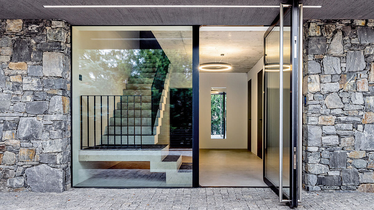 Die patentierte, aufblasbare Air-Lux-Dichtung liegt zu 100 Prozent dicht am Flügelrahmen an und lässt weder Lärm noch Schlagregen oder Wind in den Raum. Die patentierte, aufblasbare Air-Lux-Dichtung liegt zu 100 Prozent dicht am Flügelrahmen an und lässt weder Lärm noch Schlagregen oder Wind in den Raum.