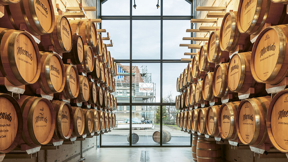 Vue intérieure de la baie vitrée du dépôt de fûts. 