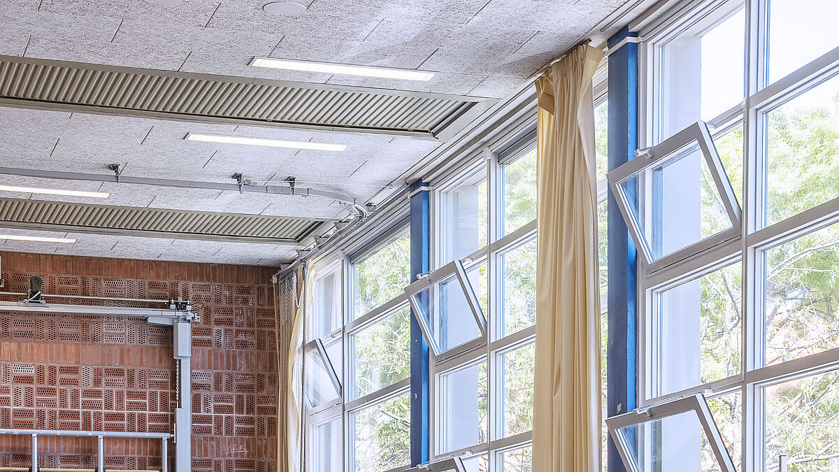 Im Praedinius-Gymnasium sind die Fensterantriebe mit Luftqualitätssensoren verbunden und öffnen automatisch, sobald die Luftqualität sinkt.