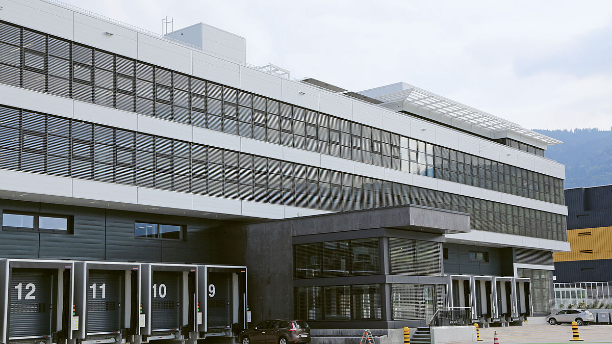 Westseite: Trackdriver-Fassade mit den Doks.