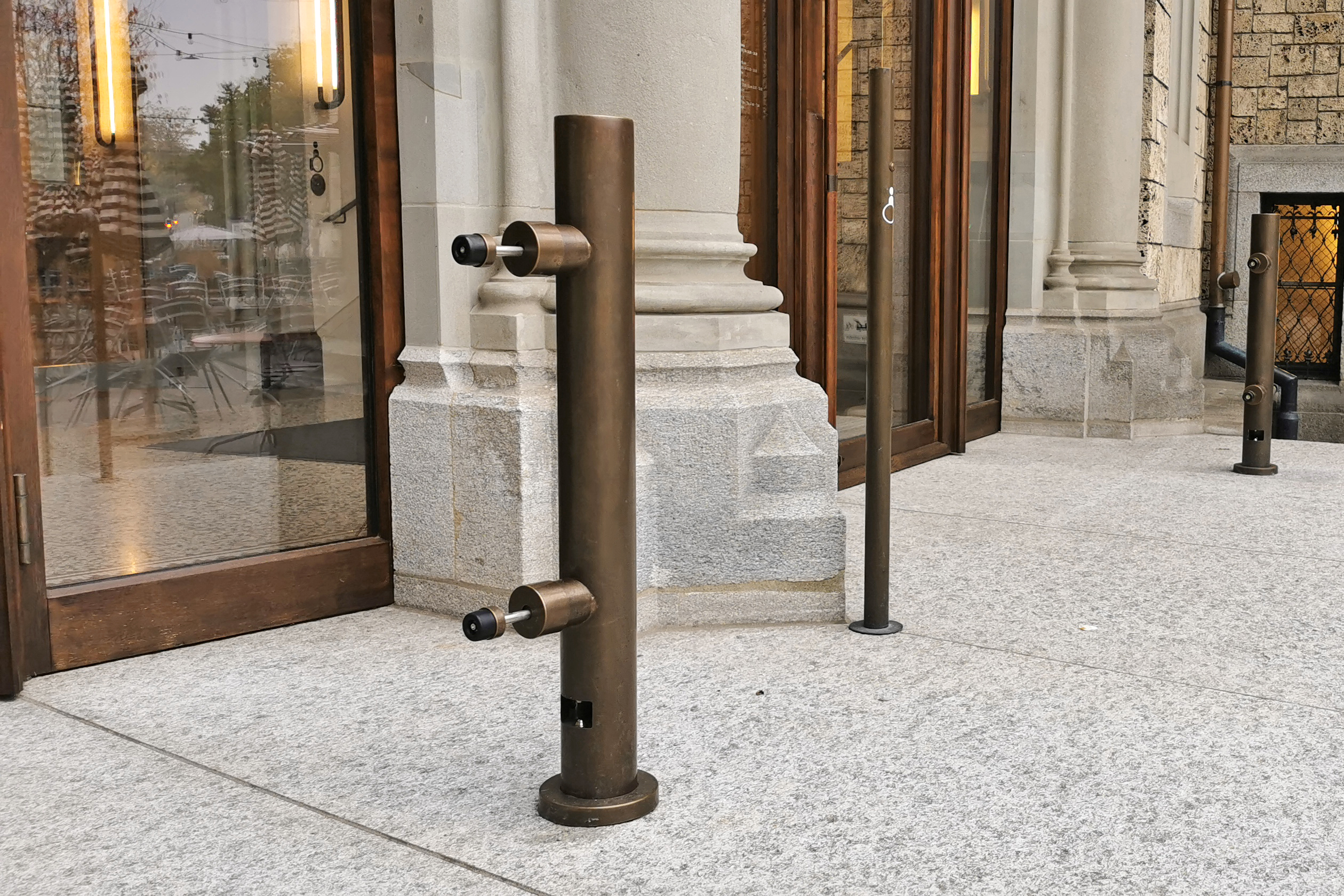 Die speziell entwickelten Türstopper bremsen die Türen ab und arretieren sie bei Bedarf. Die speziell entwickelten Türstopper bremsen die Türen ab und arretieren sie bei Bedarf.