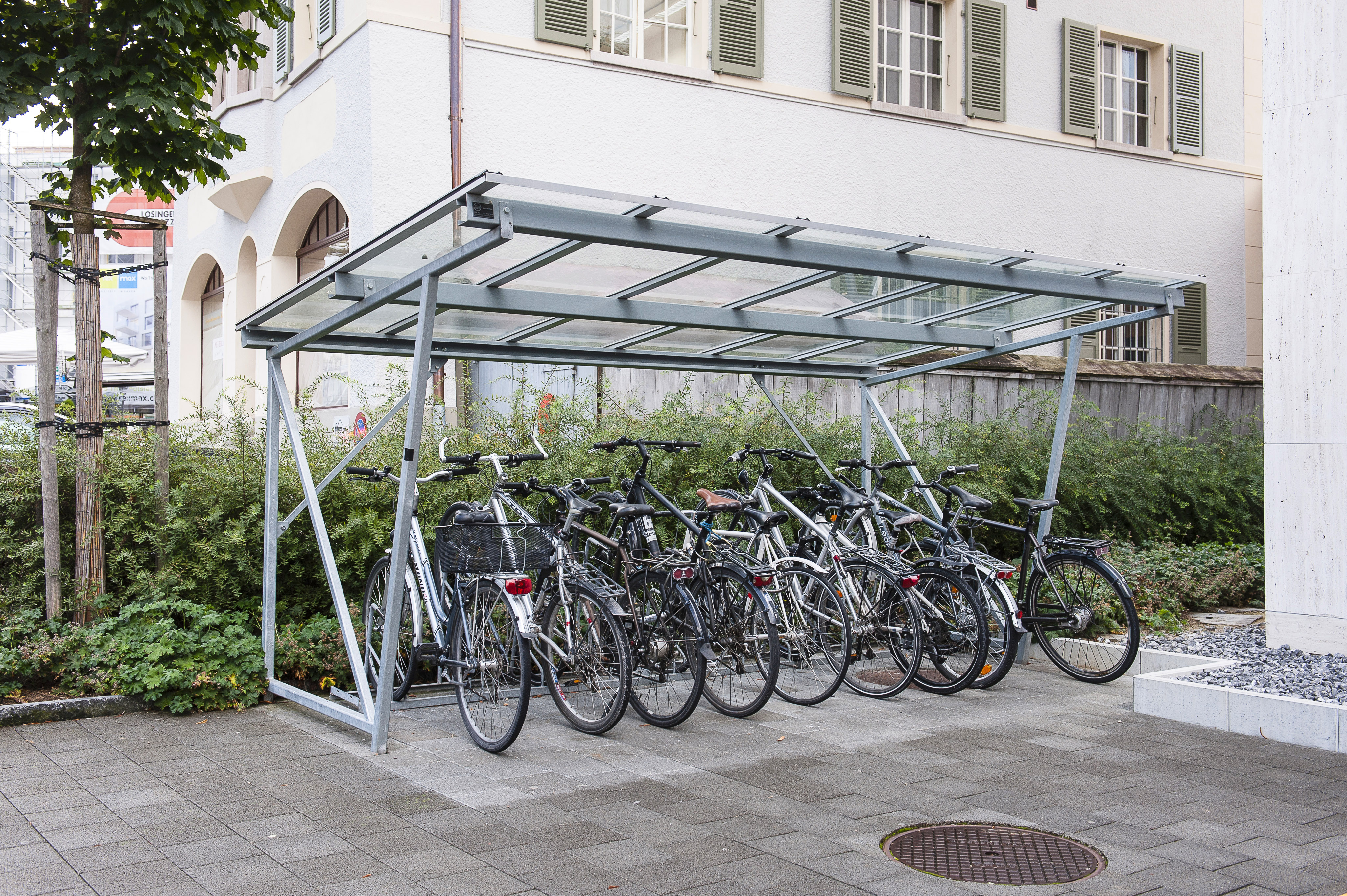 Der Velounterstand "Passat" ist ein robuster und lichtdurchlässiger Velounterstand. Das Material bei der Überdachung kann individuell gewählt werden. Der Velounterstand "Passat" ist ein robuster und lichtdurchlässiger Velounterstand. Das Material bei der Überdachung kann individuell gewählt werden.