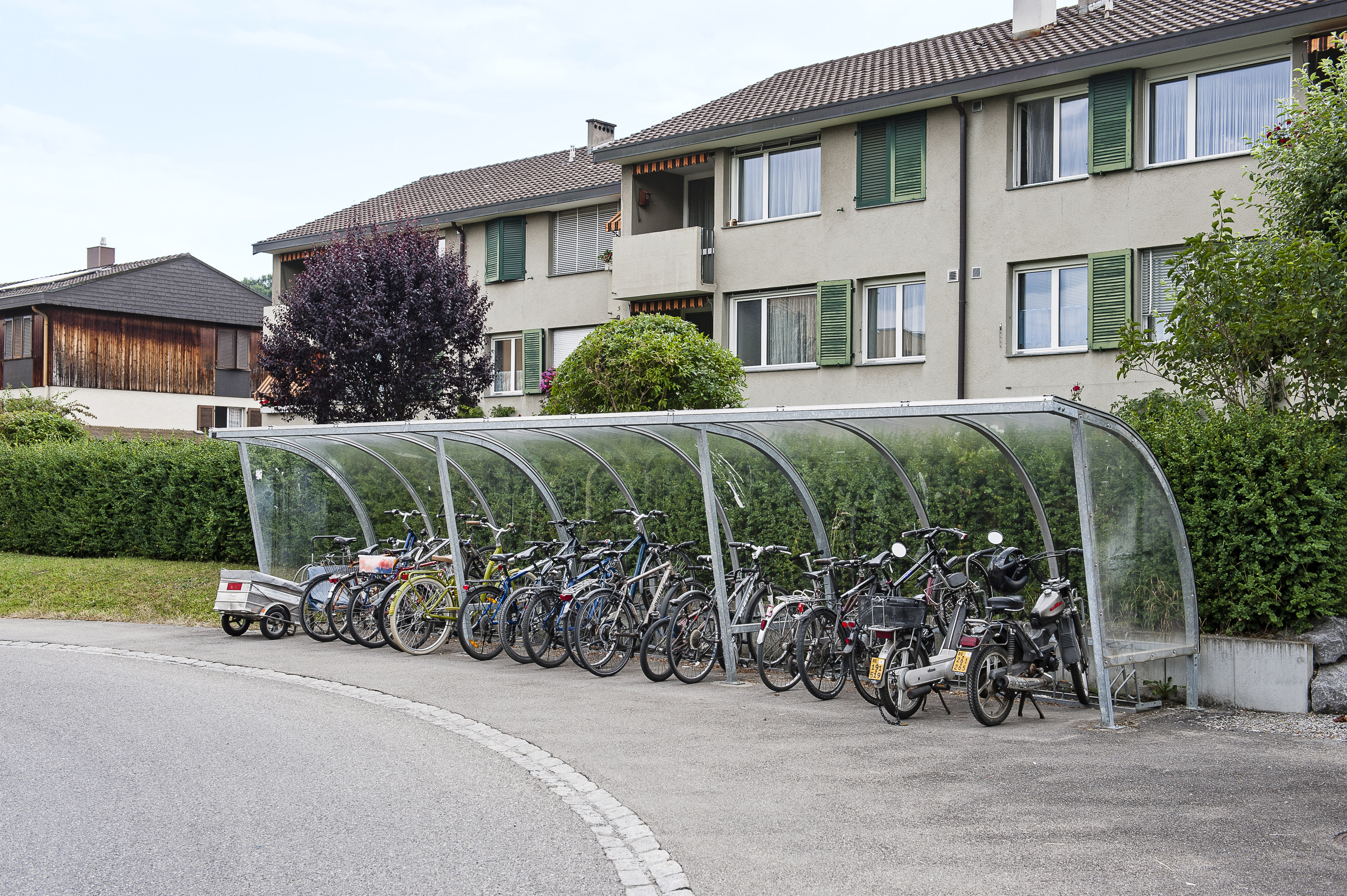 Velounterstand Typ C. Keine Lieferengpässe bei der Real AG dank massiver Lageraufstockung. Velounterstand Typ C. Keine Lieferengpässe bei der Real AG dank massiver Lageraufstockung.